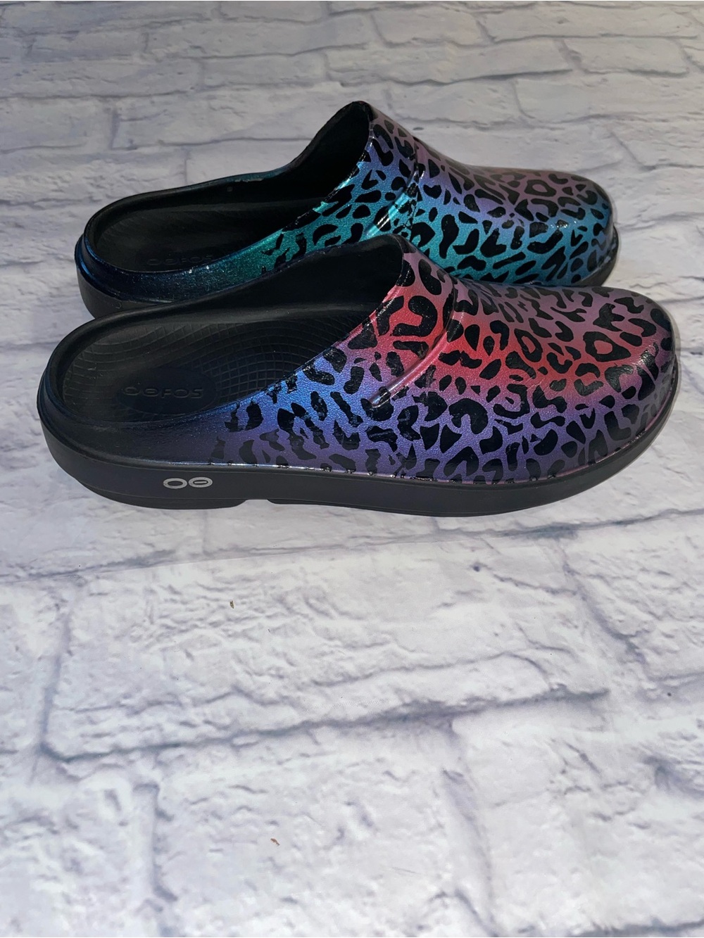 OOFOS OOcloog Limited recovery clog. Women’s Size 10 Iridescent rainbow leopard